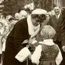 Prinsesse Astrid ledsaget Kong Olav på signingsferden i 1958. Her får hun blomster på Tretten i Gudbrandsdalen (Foto: NTB. Det kongelige hoffs fotoarkiv)